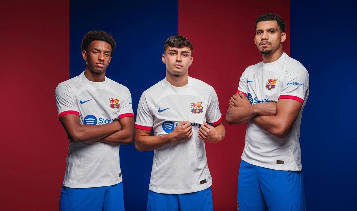 แด่ครัฟฟ์! บาร์ซ่าเปิดตัวชุดเยือนสีขาวหนแรกในรอบ 44 ปี