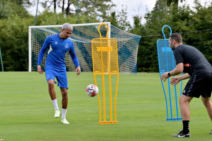 มวลชนหนุนหลัง! ‘แฟนท๊อฟฟี่’ ให้กำลังใจ ‘อัลลี’ ลงซ้อม