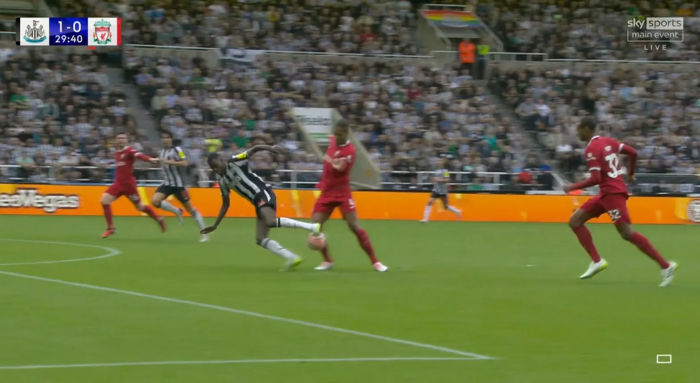 เนฟเห็นต่าง! คาร์ร่าป้อง ‘ฟาน ไดจ์ค’ ไม่ควรแดง