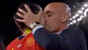 ขอโทษไม่พอ! ‘นายกสเปน’ สับ ‘รูบิอาเลส’ เหตุจูบแข้งหญิง