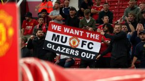 ลองวิธีใหม่!’แฟนผี’ นั่งประท้วงหลังเกม ขับไล่ ‘เกลเซอร์’