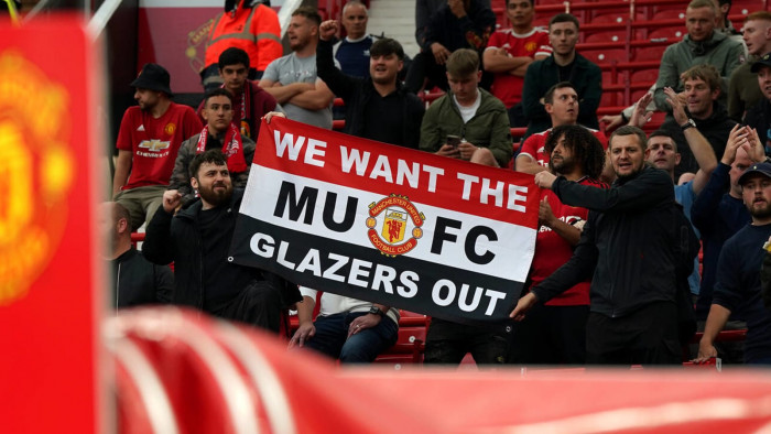 ลองวิธีใหม่!’แฟนผี’ นั่งประท้วงหลังเกม ขับไล่ ‘เกลเซอร์’