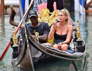 ‘เกรียนโอ้’ สุดชิลควงสาว ‘ดูดหรี่,จิบไวน์’