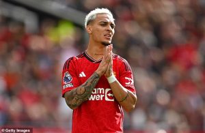 ‘แอนโทนี่’ เปิดหลักฐานเด็ด WhatsApp สาวแบงค์สมยอม