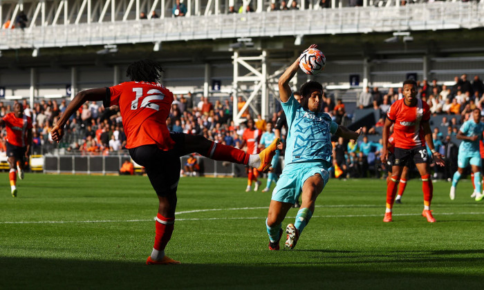 แฮนด์ได้ไง? ‘โอนีล’ โอดเปาแจกจุดโทษลูตัน