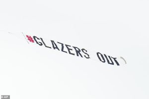 ช่วยๆ กัน! แฟนผีมะกันบินประท้วง ‘Glazers Out’