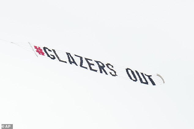 ช่วยๆ กัน! แฟนผีมะกันบินประท้วง ‘Glazers Out’