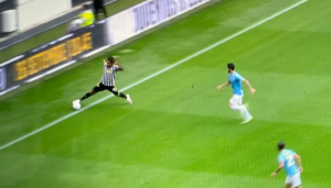 บอลออกไปแล้ว! ‘ซาร์รี่’ งดสัมฯ งอนเปาให้ประตู ‘ม้าลาย’