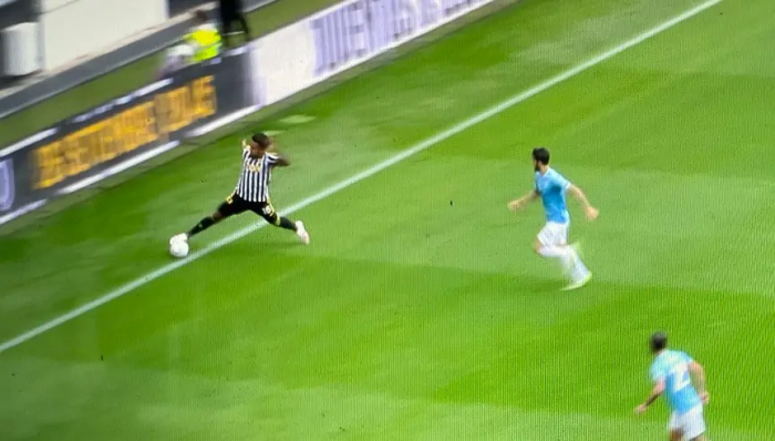 บอลออกไปแล้ว! ‘ซาร์รี่’ งดสัมฯ งอนเปาให้ประตู ‘ม้าลาย’