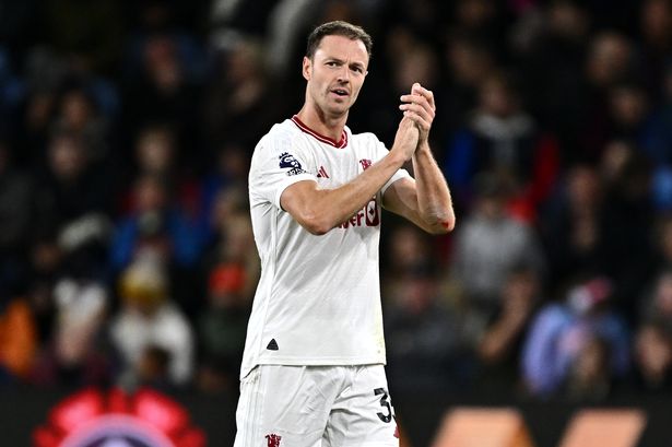 เนฟรับกังวลตอนเห็น ‘อีแวนส์’ ลงตัวจริงเจอเบิร์นลี่ย์