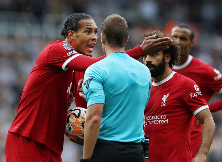 เอฟเอลงดาบ VvD แบน 1 นัดโวยเปาใช้คำพูดไม่เหมาะสม