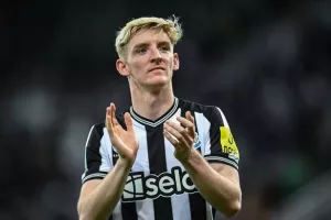 คีโอว์นเร้าสิงโตหั่นชื่อ ‘แรชฟอร์ด’ หลีกทางให้ ‘กอร์ดอน’