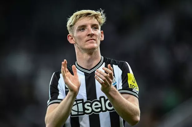 คีโอว์นเร้าสิงโตหั่นชื่อ ‘แรชฟอร์ด’ หลีกทางให้ ‘กอร์ดอน’