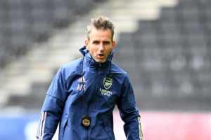 ปืนระวัง! อาแย็กซ์สนดึง ‘มือขวาพี่ต้า’ นั่งกุนซือ