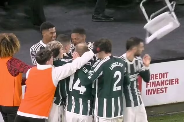 ใครเปิดเพลงบัวลอย? เผยภาพกองเชียร์โยนเก้าอี้ใส่แข้งผี