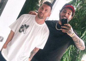 สปอยล์? ‘เมสซี่’ เซลฟี่ตัดผมก่อนบินร่วมงานบัลลงดอร์