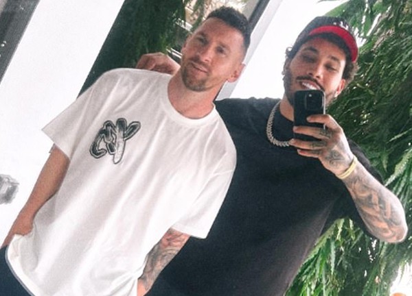 สปอยล์? ‘เมสซี่’ เซลฟี่ตัดผมก่อนบินร่วมงานบัลลงดอร์