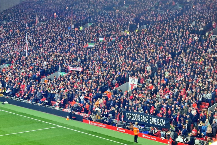 สองมาตรฐาน? แฟนแฉ ‘หงส์’ ห้ามขึ้นป้ายอาลัย ‘ชาวยิว’