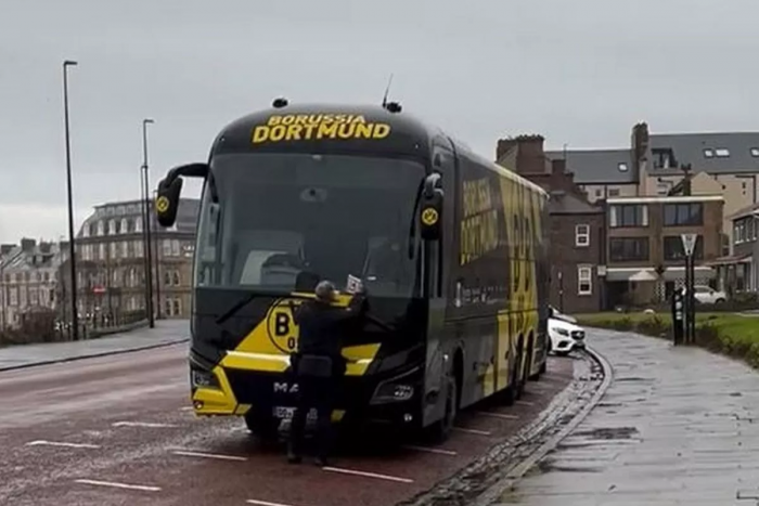 จอดบัสผิดกฎ! จนท.ฝาก ‘สาลิกา’ เก็บค่าปรับ ‘เสือเหลือง’