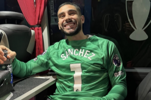 ตัวแสบผึ้งน้อย! ‘โมเปย์’ ใส่เสื้อ ‘ซานเชซ’ ฉลองชัย