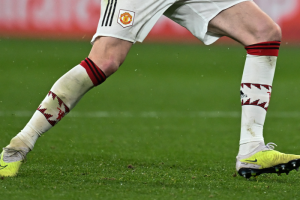 วิ่งไม่ถนัด! ‘แข้งผี’ บ่นถุงเท้ารัดขา-‘โอนาน่า’ เสื้อแน่นเกิน