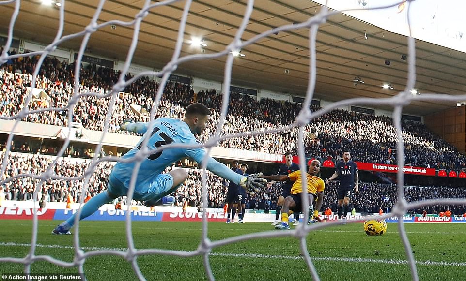 2 ลูกทดเจ็บ ช้างตกต้นไม้แล้ว