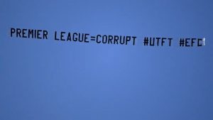 EPLทุจริต! แฟนท๊อฟฟี่แล่นเครื่องบินผ่านคู่ ‘เรือ-หงส์’