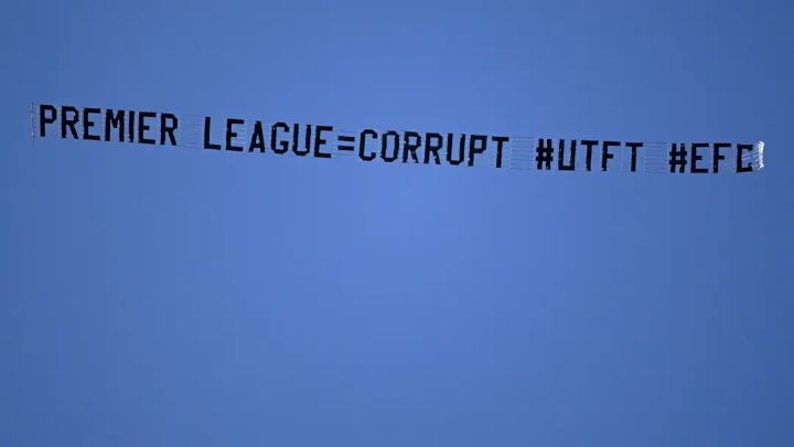 EPLทุจริต! แฟนท๊อฟฟี่แล่นเครื่องบินผ่านคู่ ‘เรือ-หงส์’