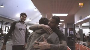 แข้งบาร์ซ่ากอดให้กำลังใจ ‘กาบี้’ หลัง ACL ฉีก