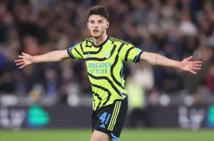 แค่อยากให้ปืนแพ้! มอยส์โดดป้องแฟนค้อนโห่ ‘ไรซ์’