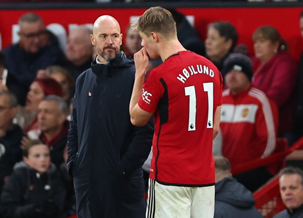 ภาพสวนทาง! สุดหล่อแปลกใจในลีก ‘ผี’ ฟอร์มดี