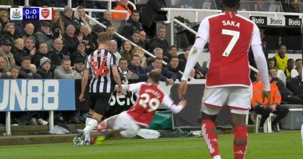 กูรูรุมจวก ‘ฮาแวร์ตซ์’ เข้าบอลโง่-‘กีมาเรส’ ศอกไม่ถึงขั้นแดง