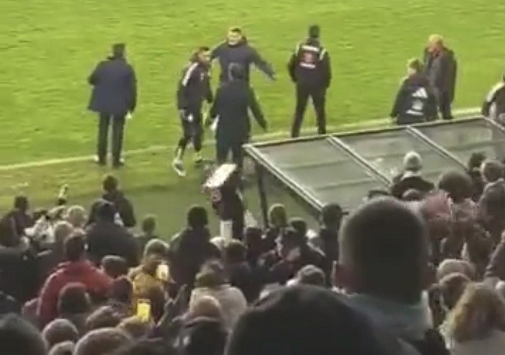 กริ้วเหมือนกัน!! ‘อัสปาส’ โมโห VAR เดินไปเหวี่ยงจอทิ้ง