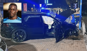 โชคดีเจ็บไม่หนัก! ‘เกรียนโอ้’ รถชนกำแพงถนนยับ