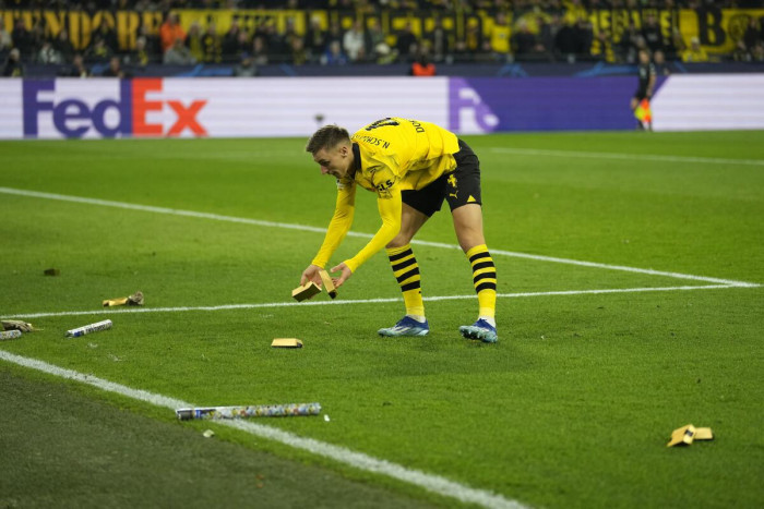 ‘แฟนเสือเหลือง’ ปาทองปลอม ประท้วง UCL แบบใหม่