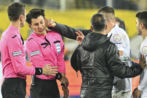 ‘เปาตุรกี’ โดนปธ.สโมสรบุกต่อย-แฟนกระทืบซ้ำ