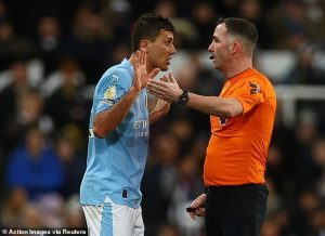 เอาแน่เอานอนไม่ได้! ‘โรดรี้’ จวกมาตรฐานเปาพรีเมียร์ลีก