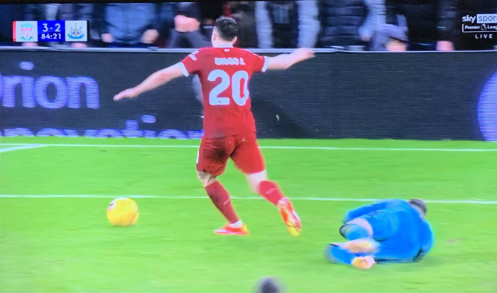 ตำนานร่วมซัด ‘โชต้า’ พุ่งล้มดันได้จุดโทษ