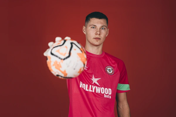 ผึ้งเจียด 3 ลย. คว้า ‘วัลดิมาร์สัน’ นายด่านไอซ์แลนด์