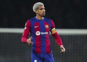 ผีติดต่อบาร์ซ่าสนคว้า ‘อเราโฮ่’ ยกระดับเกมรับ