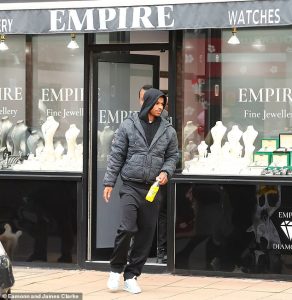 ‘เสี่ยแรช’ ซิ่งรถหรูจอดเกยทางเท้าทับเส้นห้ามจอด