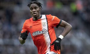 ลูตันไร้ ‘อเดบาโย่, บราวน์’ เยือนหงส์