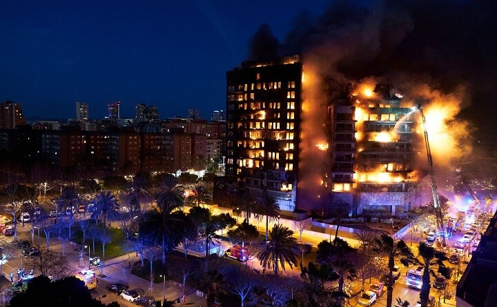 เลื่อนเกม ‘บาเลนเซีย’ วีกนี้หลังไฟไหม้ในเมืองเสียชีวิต 4 ราย