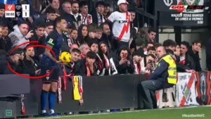 สั่งแบนห้ามเข้าสนาม 1 ปีแฟนบอลจิ้มก้น ‘โอคัมโปส’