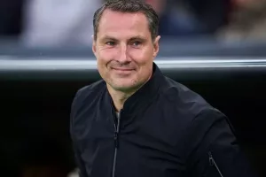 ตายเป็นตาย! โค้ชปรากลั่นบุกหงส์ไม่มีจอดรถบัส