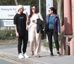 ‘เดอะ หมุน’ จูงเมียท้องเดินชิลหลังยิงหงส์