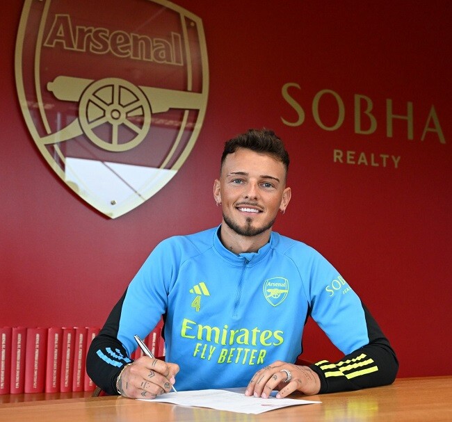 ชื่นมื่น!! ‘ไวท์’ สะบัดน้ำหมึกต่อสัญญาปืนถึง 2028