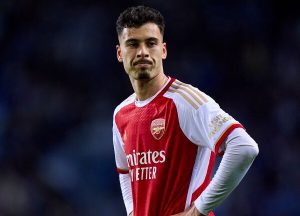 แฟนปืนห่วง! ‘มาร์ติเนลลี่’ ต้องใช้ไม้ค้ำพยุงเดิน