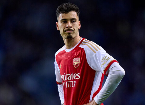 แฟนปืนห่วง! ‘มาร์ติเนลลี่’ ต้องใช้ไม้ค้ำพยุงเดิน