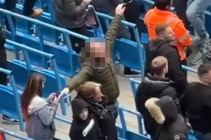 ตำรวจรวบ ‘แฟนเรือ’ ทำท่าเย้ยเหตุการณ์มิวนิค